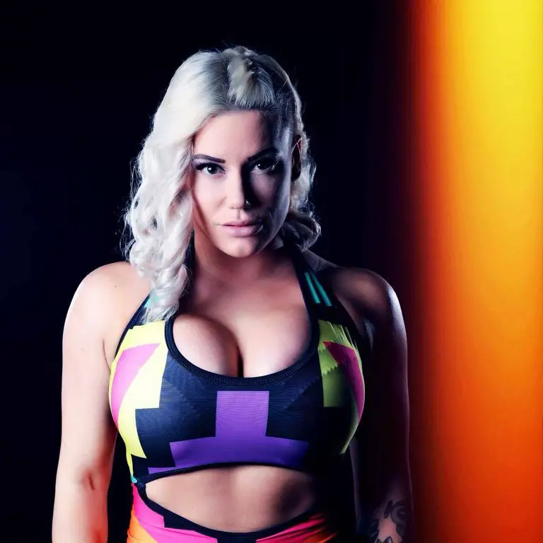 How tall is Taya Valkyrie?